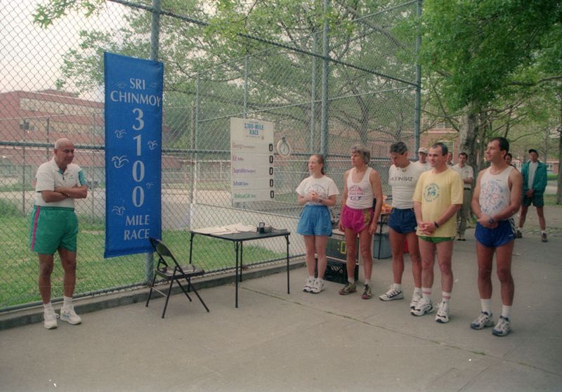 sri-chinmoy-beim-ersten-3100-meilen-lauf.jpg