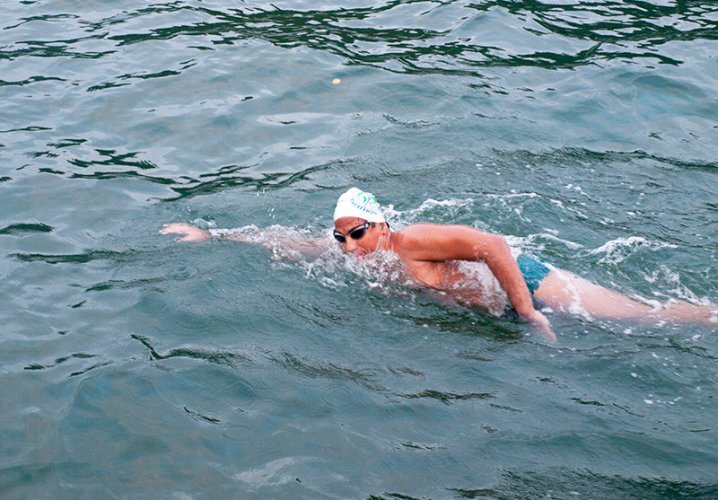 Adriano becomes the first person to swim ashore from Laje de Santos